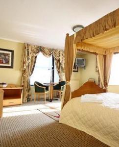 The Bedrooms at Thomas Arms Hotel