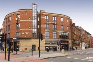The Bedrooms at Premier Inn Manchester City Centre (Portland Street)