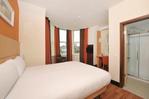 The Bedrooms at ibis Belfast Queens Quarter