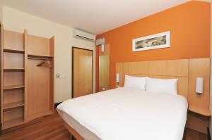 The Bedrooms at ibis Belfast Queens Quarter