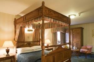 The Bedrooms at Mercure Last Drop Village Hotel and Spa