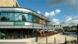 The Bedrooms at Holiday Inn London Brentford Lock