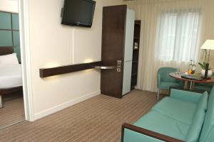 The Bedrooms at All Seasons London Southwark Rose Hotel