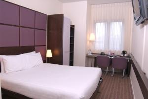 The Bedrooms at All Seasons London Southwark Rose Hotel