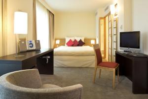 The Bedrooms at Novotel Reading Centre