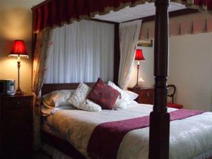 The Bedrooms at Cary Court - Guest House