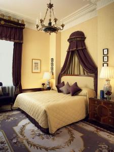 The Bedrooms at The Lanesborough, A St. Regis Hotel