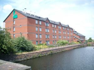 The Bedrooms at Campanile Hotel - Birmingham