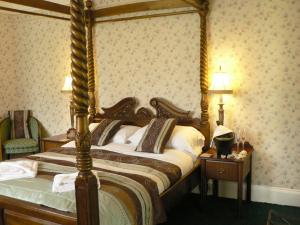 The Bedrooms at Oakthorpe and Lamplighter Bar