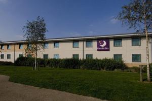 The Bedrooms at Premier Inn Birmingham M6 Toll