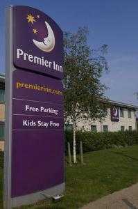 The Bedrooms at Premier Inn Birmingham M6 Toll