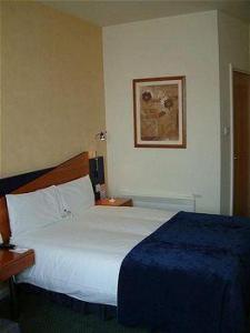 The Bedrooms at Holiday Inn Express London-Wimbledon-South