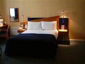 The Bedrooms at Holiday Inn Express London-Wimbledon-South