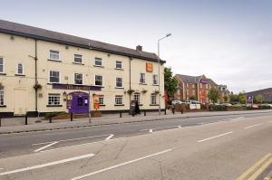 The Bedrooms at Premier Inn Nottingham North (Daybrook)