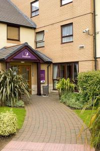 The Bedrooms at Premier Inn Rugby North (M6 Jct 1)