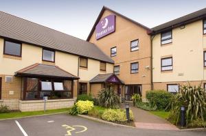 The Bedrooms at Premier Inn Rugby North (M6 Jct 1)