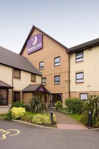 The Bedrooms at Premier Inn Rugby North (M6 Jct 1)