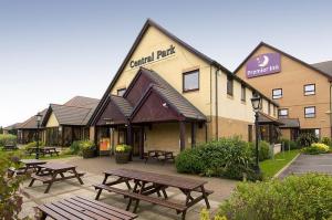 The Bedrooms at Premier Inn Rugby North (M6 Jct 1)