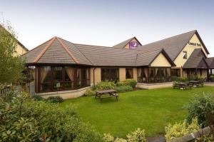 The Bedrooms at Premier Inn Rugby North (M6 Jct 1)