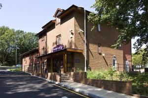 The Bedrooms at Premier Inn Portsmouth (Horndean)