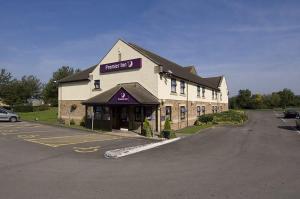 The Bedrooms at Premier Inn Gloucester (Little Witcombe)