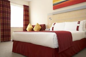 The Bedrooms at Holiday Inn Express Southampton - M27, J7