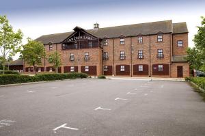 The Bedrooms at Premier Inn Milton Keynes Central South West (Furzton Lake)