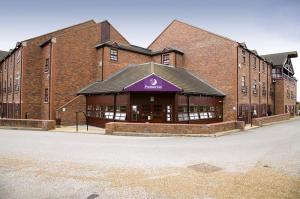 The Bedrooms at Premier Inn Milton Keynes Central South West (Furzton Lake)