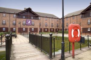 The Bedrooms at Premier Inn Milton Keynes Central South West (Furzton Lake)