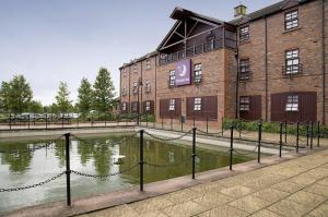 The Bedrooms at Premier Inn Milton Keynes Central South West (Furzton Lake)