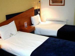 The Bedrooms at Holiday Inn Express London-Wimbledon-South