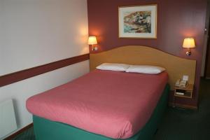 The Bedrooms at Days Inn Hotel Oxford