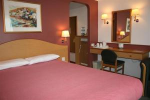 The Bedrooms at Days Inn Hotel Oxford