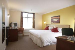 The Bedrooms at Draycote Hotel And Whitefields Golf Course