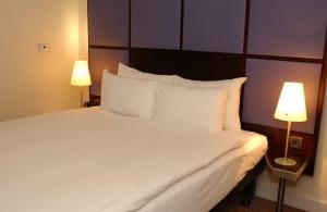 The Bedrooms at All Seasons London Southwark Rose Hotel