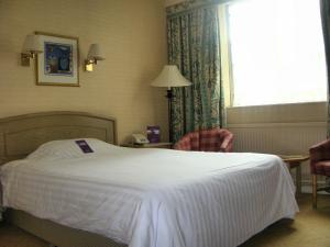 The Bedrooms at The County Hotel Woodford - Greater London