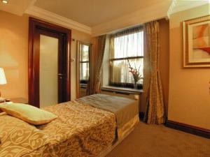 The Bedrooms at Hyde Park Premier London Paddington