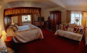 The Bedrooms at Blazing Donkey Country Hotel